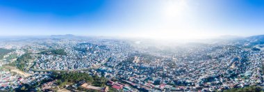 Da Lat şehrinin hava manzarası güzel turizm merkezi dağlık Vietnam 'da. Açık mavi gökyüzü. Kentsel gelişim dokusu.