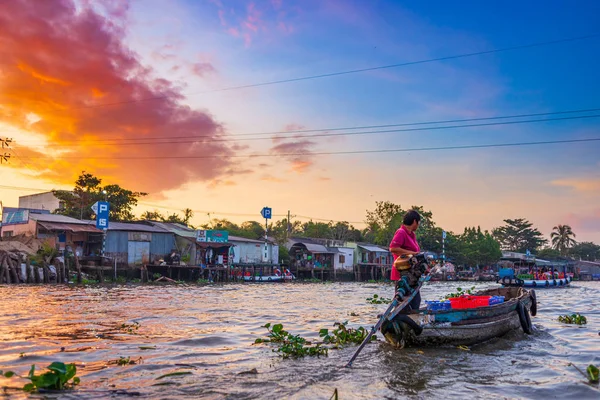 Can Tho, Vietnam - january 7, 2020: Cai Rang floating market at sunrise, boats selling wholesale fruits and goods on Can Tho River, Mekong Delta region, South Vietnam, tourism destination. Dramatic sk — Stock Photo, Image