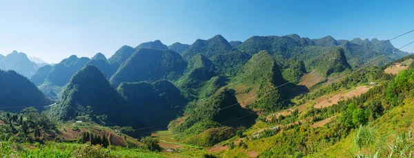 Ha Giang paesaggio carsico geoparco di montagna nel Vietnam del Nord. Strada tortuosa in uno scenario mozzafiato. Ha Giang ciclo moto, famosa destinazione di viaggio motociclisti facili piloti. — Foto Stock
