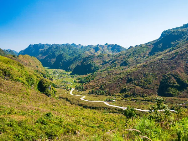 ベトナム北部のハザンカルストジオパークの山の風景。見事な風景の中に曲がりくねった道。ハGiangバイクループ、有名な旅行先のバイカー簡単にライダー. — ストック写真