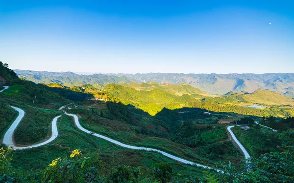 Ha Giang karst geopark paisaje de montaña en Vietnam del Norte. Carretera sinuosa en un paisaje impresionante. Ha Giang bucle de moto, famosos ciclistas de destino de viajes fáciles jinetes . — Foto de Stock