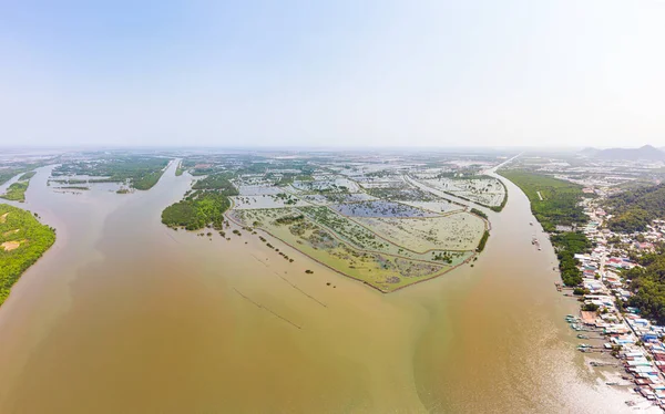 Vista aérea de la región del delta del río Mekong en Ha Tien, Vietnam, las ramas pintorescas del río y los canales de agua inundando los campos de arroz — Foto de Stock