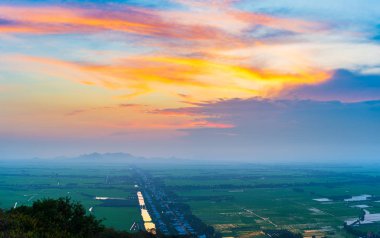 Mekong Deltası su kanalları, pirinç tarlaları, günbatımı dramatik gökyüzü. Chau Doc bölgesi, Sam Dağı, Vietnam manzaralı..