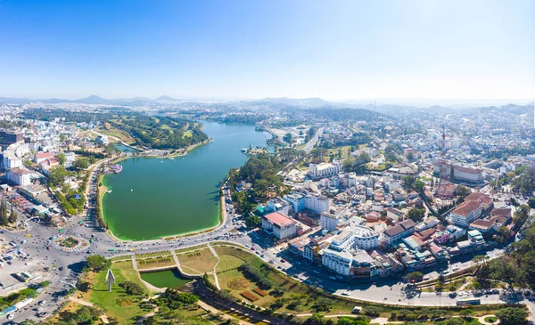 Da Lat şehrinin hava manzarası güzel turizm merkezi dağlık Vietnam 'da. Açık mavi gökyüzü. Kentsel gelişim dokusu, yeşil parklar ve şehir gölü. — Stok fotoğraf