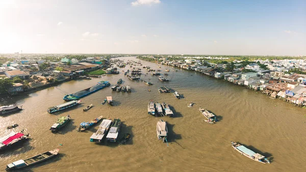 Luchtfoto van Cai Rang drijvende markt bij zonsopgang, boten verkopen groothandel in fruit en goederen op Can Tho River, Mekong Delta regio, Zuid-Vietnam, toeristische bestemming. — Stockfoto