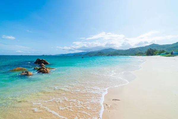 Gyönyörű trópusi strand türkiz átlátszó víz egyedi szikla sziklák, Cam Ranh Nha Trang Vietnam délkeleti part utazási cél, sivatagi strand nincs ember tiszta kék ég — Stock Fotó