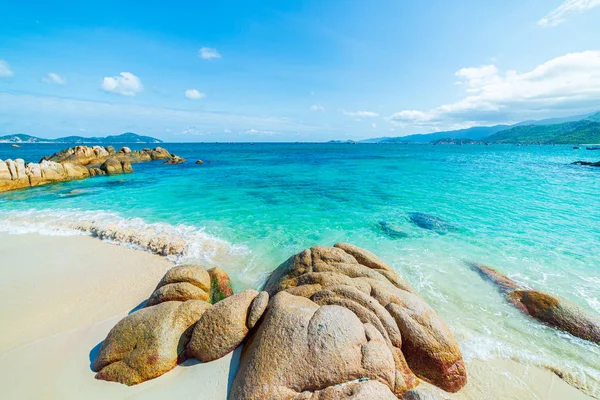 Gyönyörű trópusi strand türkiz átlátszó víz egyedi szikla sziklák, Cam Ranh Nha Trang Vietnam délkeleti part utazási cél, sivatagi strand nincs ember tiszta kék ég — Stock Fotó