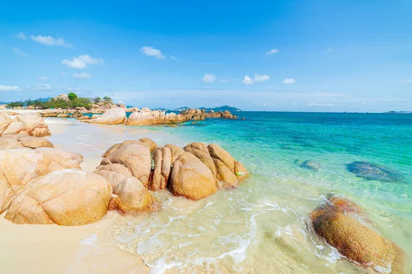 Gorgeous tropical beach turquoise transparent water unique rock boulders, Cam Ranh Nha Trang Vietnam south east coast travel destination, desert beach no people clear blue sky — Stock Photo, Image