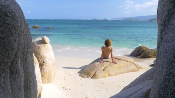 Slow Motion Woman Sunbathing Unique Rock Boulder Ingorgeous Tropical Beach — 비디오