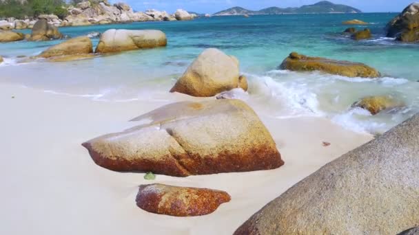 Slow Motion Vågor Stenblock Underbara Tropiska Stranden Turkos Transparent Vatten — Stockvideo