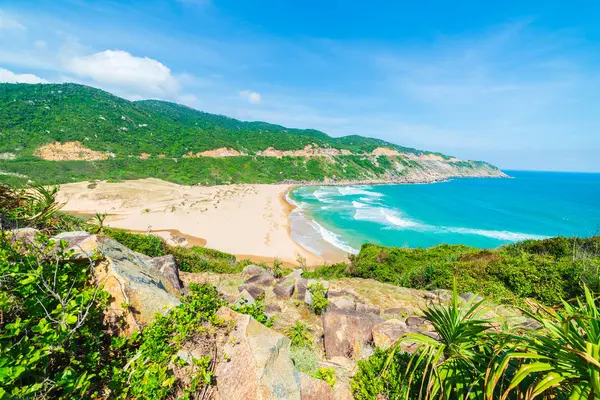 Omfattande utsikt över natursköna tropiska kusten från klippan ovan. Vietnam resmål, Phu Yen provinsen mellan Da Nang och Nha Trang. Bai Xep vacker gyllene sand strand blå viftande havet stenblock — Stockfoto