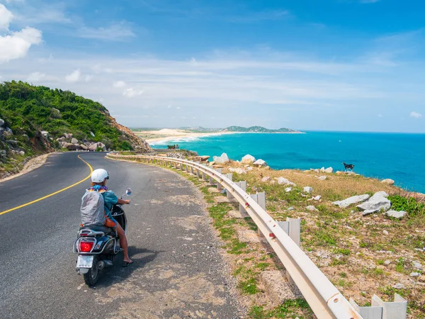 Eine Person Motorrad fahren auf kurvenreicher Straße Blick auf die herrliche Küste in der Provinz Phu Yen, nha trang quy nhon, Abenteuer Reisen in Vietnam. einzigartige tropische Bucht und goldener Strand. — Stockfoto
