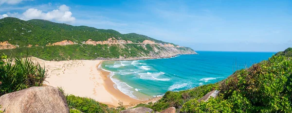 Omfattande utsikt över natursköna tropiska bukten, Bai Mon underbara gyllene strand sanddyner blå vinkande havet. Den östligaste kusten i Vietnam, Phu Yen provinsen mellan Da Nang och Nha Trang. — Stockfoto