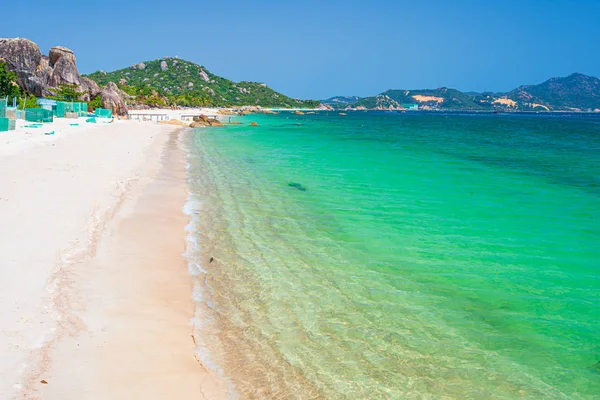 Underbara tropiska stranden turkos transparent vatten unika stenblock, Cam Ranh Nha Trang Vietnam sydöstra kusten resmål, öken stranden inga människor klar blå himmel — Stockfoto