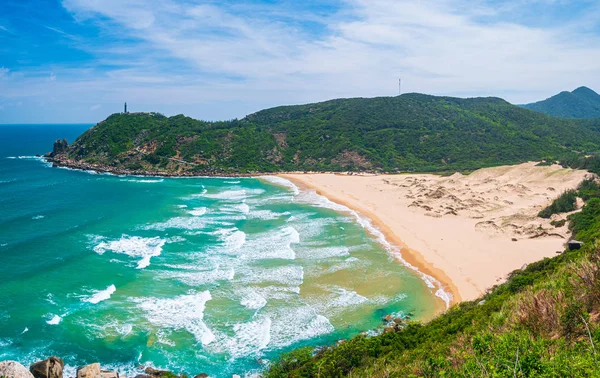 Vista ampla da baía tropical cênica, Bai Mon linda praia dourada e dunas de areia azul acenando mar. A costa mais oriental do Vietnã com farol, província de Phu Yen entre Da Nang e Nha Trang . — Fotografia de Stock
