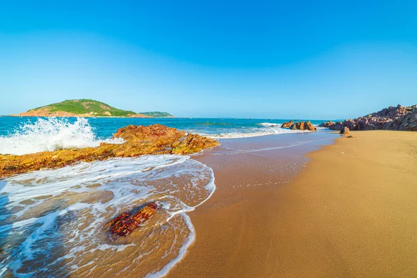 Hermosa playa tropical turquesa transparente agua rocas únicas, Quy Nhon Bai Xep Vietnam destino de viaje de la costa central, desierto playa de arena dorada ninguna gente cielo azul claro —  Fotos de Stock