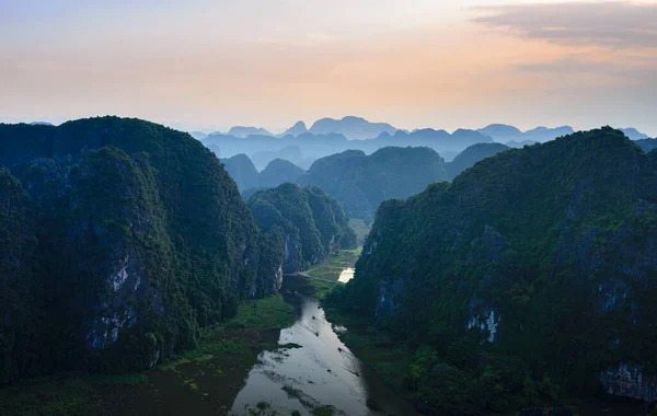 Ninh Binh Bölgesinin Gün Batımında Hava Manzarası Tam Coc Vadisi — Stok fotoğraf