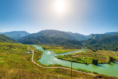Kuzey Vietnam 'daki Ha Giang karst Geopark Dağı manzarası. Çarpıcı manzarada dolambaçlı bir yol. Ha Giang motosiklet döngüsü, ünlü seyahat yeri motorcuları kolay biniciler.