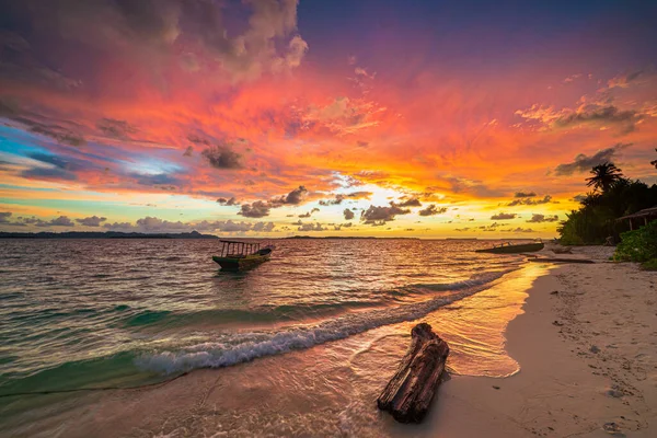 Lever Soleil Ciel Spectaculaire Sur Mer Plage Désertique Tropicale Personne — Photo