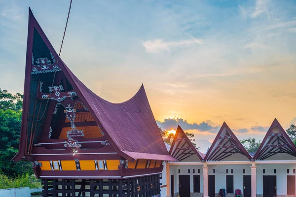 印尼苏门答腊著名旅游胜地托巴湖的巴塔克传统住宅立面 — 图库照片