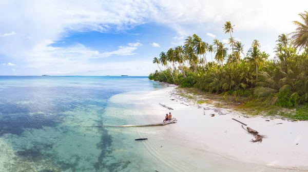 Pareja Playa Tropical Tailana Banyak Islas Sumatra Archipiélago Tropical Indonesia —  Fotos de Stock
