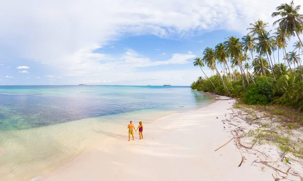タイラナバンヤック島の熱帯ビーチでカップルスマトラ島熱帯諸島インドネシア アチェ サンゴ礁白砂ビーチ旅行先ダイビングシュノーケリング — ストック写真
