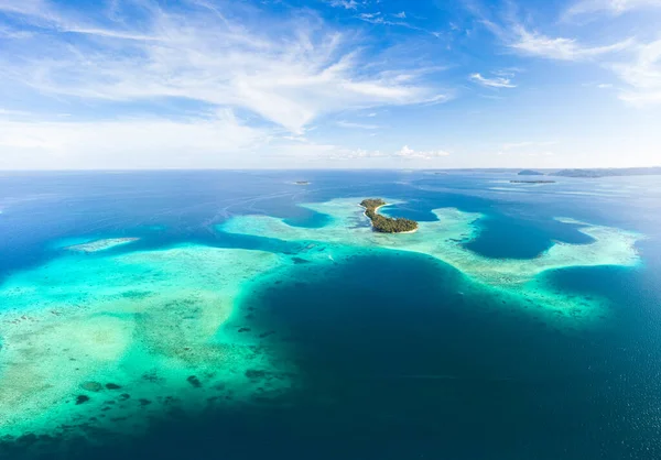 空中ビューバニャク諸島スマトラ島熱帯インドネシア サンゴ礁白砂のビーチ トップ旅行の観光地 最高のダイビングシュノーケリング — ストック写真