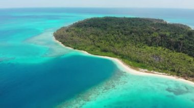 Hava: egzotik tropikal adanın üzerinde uçuyor, her şeyden uzakta, mercan resifi Karayip deniz turkuaz su beyaz kum plajı. Endonezya Sumatra Banyak adaları.