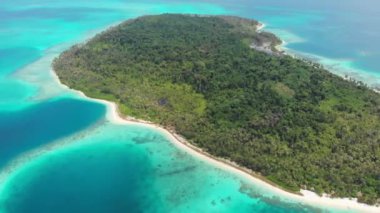 Hava: egzotik tropikal adanın üzerinde uçuyor, her şeyden uzakta, mercan resifi Karayip deniz turkuaz su beyaz kum plajı. Endonezya Sumatra Banyak adaları.