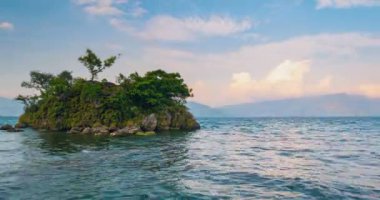 Günbatımında Samosir Adası Toba Sumatra Endonezya Gölü. Dev volkan caldera geopark seyahat hedefi su.