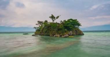 Günbatımında Samosir Adası Toba Sumatra Endonezya Gölü. Dev volkan caldera geopark seyahat hedefi su.