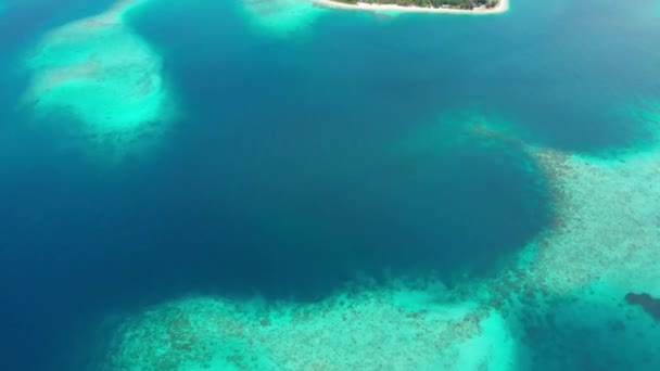 エキゾチックな熱帯の島の人里離れた目的地の上を飛んで サンゴ礁のカリブ海のターコイズブルーの海の白い砂浜 インドネシア スマトラ島バニャック島 — ストック動画
