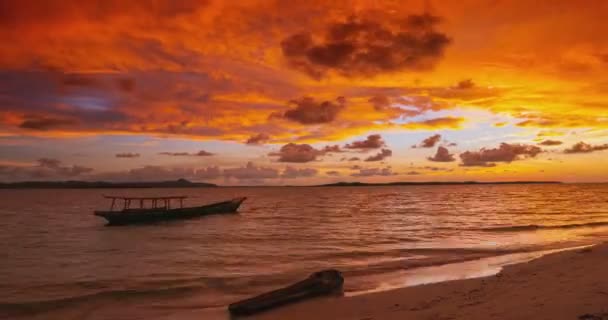 时间流逝 夕阳西下 海面上的天空五彩斑斓 热带沙漠海滩 没有人 云彩斑斑 旅游目的地远走高飞 长时间曝光印度尼西亚苏门答腊巴尼亚克群岛 — 图库视频影像