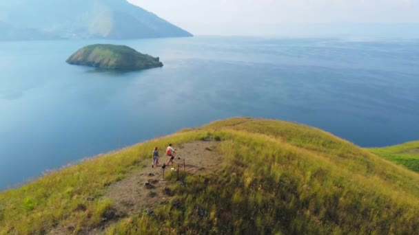 Aerial Slow Motion Couple Tourists Hiking Mountain Top Viewpoint Lake — Stock Video