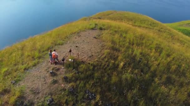 Aerial Pár Turista Túrázás Hegytetőn Kilátás Nyílik Toba Tóra Híres — Stock videók