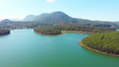 Muhteşem Tuyen Lam Gölü, Da Lat platosunun eşsiz hava manzarası Vietnam Ormanı tepesi tepeleri kahve tarlası çilek tarlaları açık mavi gökyüzü, seyahat yeri balayı