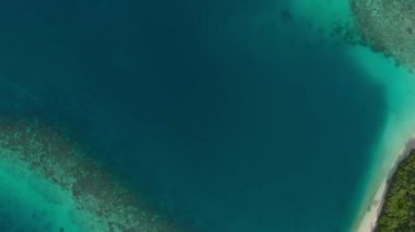 Hava: egzotik beyaz kum plajı üzerinde uçmak tropikal ada, her şeyden uzakta, mercan resifi Karayip deniz turkuaz suyu. Endonezya Sumatra Banyak adaları. Yerel görüntü benzeri D-log.