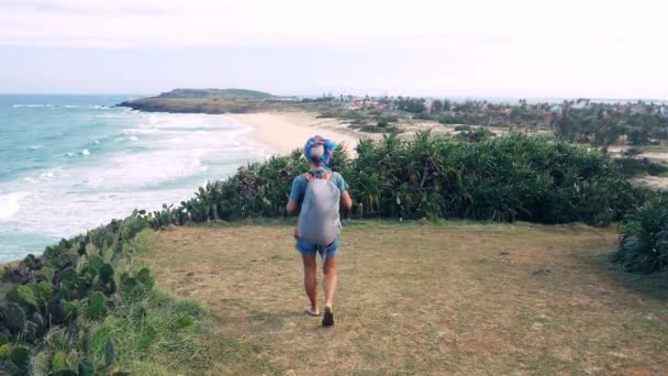 Movimento Lento Mulher Com Mochila Caminhando Penhasco Acima Costa Tropical — Vídeo de Stock
