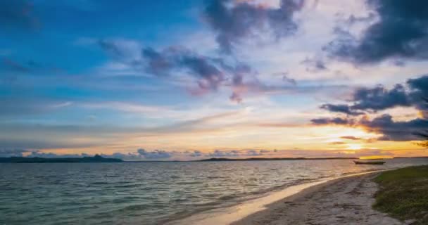 时间流逝 夕阳西下 海面上的天空五彩斑斓 热带沙漠海滩 没有人 云彩斑斑 旅游目的地远走高飞 长时间曝光印度尼西亚苏门答腊巴尼亚克群岛 — 图库视频影像