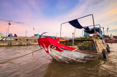 Can Tho, Vietnam - 7 Ocak 2020: Cai Rang güneş doğarken yüzen pazar, Can Tho Nehri üzerinde toptan meyve ve mal satan tekneler, Mekong Delta bölgesi, Güney Vietnam, turizm beldesi. Dramatik gökyüzü güneş patlaması