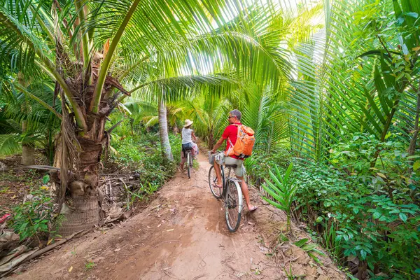 Turistipariskunta Pyöräilemässä Mekong Delta Alueella Ben Tre Etelä Vietnam Nainen — kuvapankkivalokuva