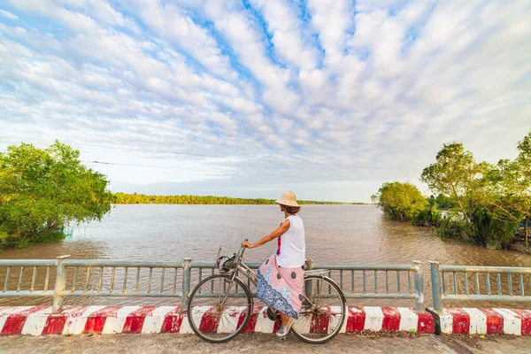 Tourist Riding Bicycle Mekong Delta Region Ben Tre South Vietnam — Stock Photo, Image