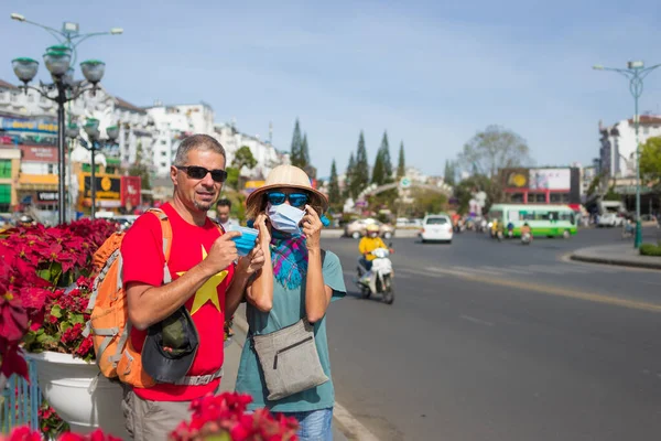 Mujer Hombre Caucásicos Con Máscara Sanitaria Aire Libre Centro Ciudad — Foto de Stock