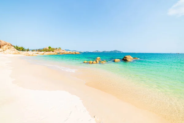 Gyönyörű Trópusi Strand Türkiz Átlátszó Víz Egyedi Szikla Sziklák Cam — Stock Fotó