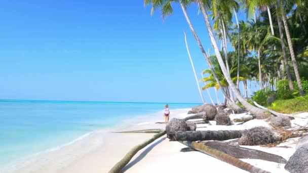 Повільне Переміщення Доросла Жінка Йде Тропічному Пляжу Бірюзова Вода Каріббове — стокове відео