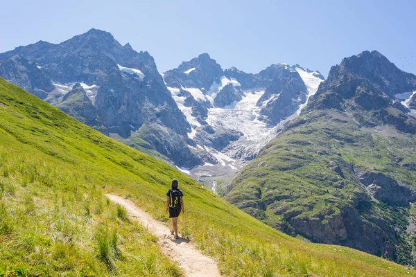 Mulher Com Mochila Caminhando Direção Topo Montanha Glaciar Cênico Paisagem — Fotografia de Stock