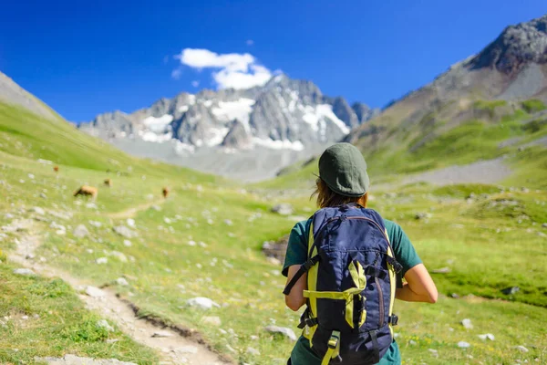 Mulher Com Mochila Caminhando Direção Topo Montanha Glaciar Cênico Paisagem — Fotografia de Stock