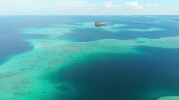 Aérien : survolant une île tropicale exotique isolée loin de tout, récif corallien Caraïbes mer turquoise plage de sable blanc. Indonésie Sumatra Les îles Banyak. — Video