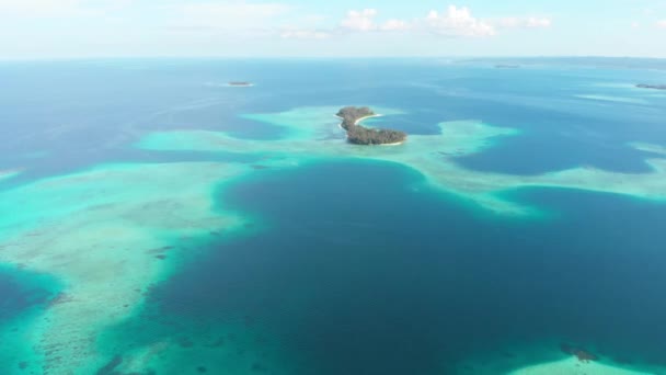 Aérea: volando sobre exótica isla tropical aislado destino lejos de todo, arrecife de coral caribe mar turquesa agua blanca playa de arena. Indonesia Sumatra Islas Banyak. — Vídeo de stock