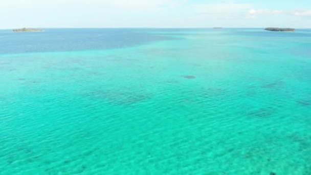 Lotnictwo: latanie nad egzotyczną tropikalną wyspą z dala od tego wszystkiego, rafa koralowa karaibska morze turkusowe woda biały piasek plaża. Indonezja Wyspy Sumatra Banyak. — Wideo stockowe